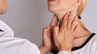 A tireoide é uma glândula, localizada na região do pescoço